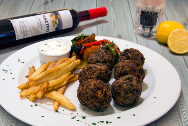 Fried meat balls flavoured with spearmint, grilled vegetables and yogurt sauce