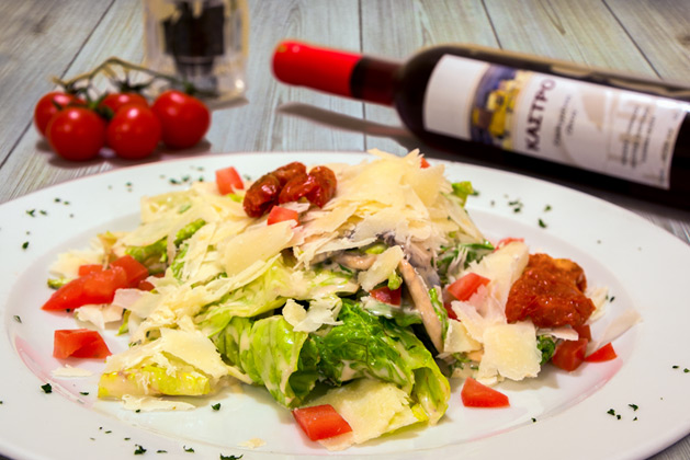 Rocket lettuce with sun dried tomatoes, fresh marinated mushrooms, drained tomatoes, parmesan cheese and white dressing
