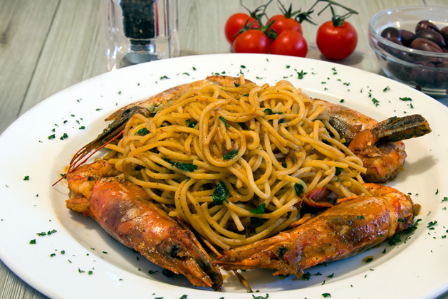 Spaghetti with shrimps, onion and fresh tomato sauce